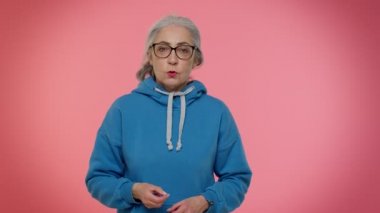 Öfkeli bir ifadeyle el kaldıran yaşlı bir kadın, neden başarısız olduğunu, ne tür bir sinir bozucu olduğunu soruyor.
