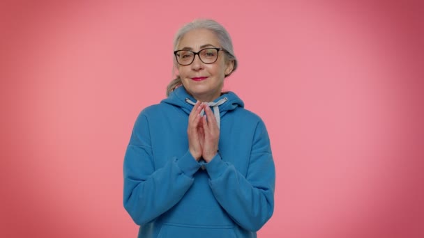 Hinterhältige reife Großmutter denkt über hinterhältige Schurkenidee, listige Betrüger, Witze und Streiche nach — Stockvideo