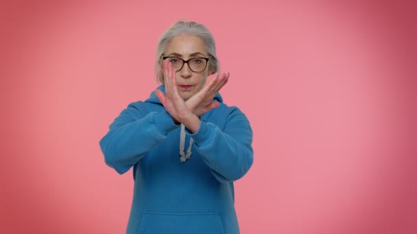 Anciana abuelita de pelo gris mujer decir no stop gesto, advertencia de acabado, prohibido el acceso declinando — Vídeos de Stock