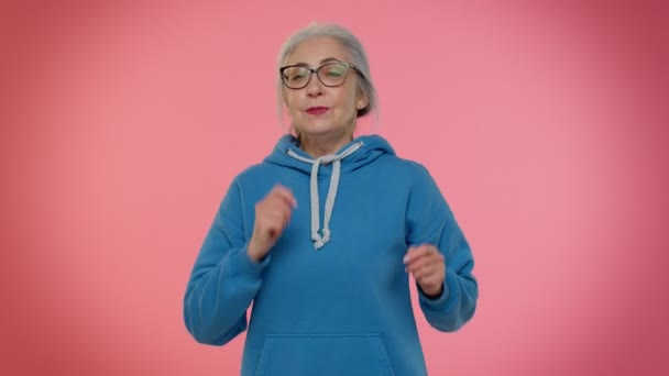 Mujer anciana positiva de moda divirtiéndose bailando, dabbing levantando las manos, haciendo gesto de dubdance — Vídeo de stock