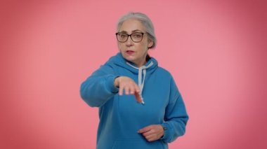 Yaşlı yaşlı kadın parmağını gösterip onu rahat bırakmasını istiyor. Patron ateş ediyor, çatışma çıkarıyor.