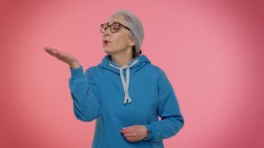 Gülümseyen, romantik, son sınıf öğrencisi bir sürü öpücük yollayan kameraya bakıp gülümseyen, seni özleyen bir kadın.