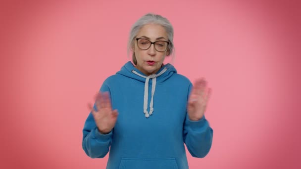 Confundido anciana abuela mujer señalando los dedos a sí mismo preguntar quién soy no gracias no lo necesito — Vídeos de Stock