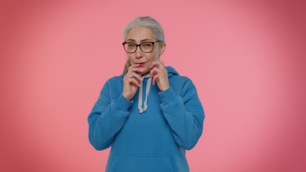 Confundido idosos boa aparência vovó mulher apontando os dedos-se perguntar quem me por que não obrigado — Vídeo de Stock