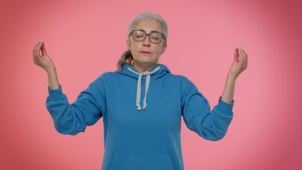 Mantenga la calma, relajarse, equilibrio interior, anciana madura abuela respira profundamente los ojos cerrados meditando — Vídeo de stock