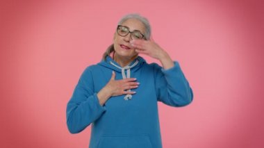 Gururlu egoist yaşlı yaşlı kadın zaferiyle gurur duyuyor, kendi başarılarıyla övünüyor başarılar kazanıyor.