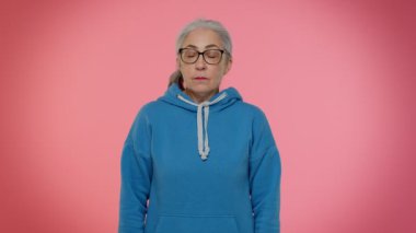 Keyifsiz, mutsuz, yaşlı büyükanne el sallıyor, başını sallıyor. Evlenme teklifini sevmiyorsun.