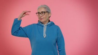 Yaşlı büyükanne elleri, dedikoduları, boş vaatleri, yalan konsepti gibi anlamsız jestler yapıyor.