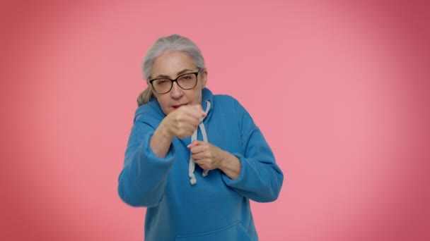 Divertente anziana nonna donna cercando di combattere a macchina fotografica, scuotendo pugno, pugilato con punizione espressione — Video Stock