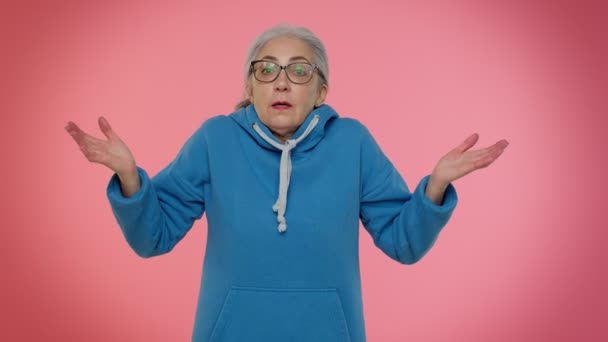 Desconcertado despistado madura anciana abuelita levantando las manos en gesto indefenso, pregunta difícil — Vídeos de Stock