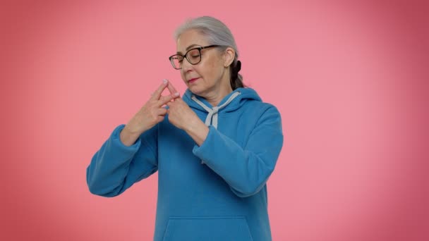 Весела старша жінка, що показує символ хештегу, любить мічені повідомлення, слідувати тенденціям Інтернету — стокове відео