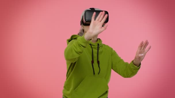 Donna anziana che utilizza il casco auricolare VR app realtà virtuale per giocare alla simulazione 3D video gioco, disegno — Video Stock