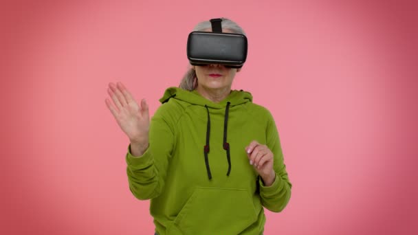 가상 현실 VR 앱 헤드셋 헬멧을 사용하는 나이든 여성, 시뮬레이션 3D 비디오 게임 드로잉을 하는 모습 — 비디오
