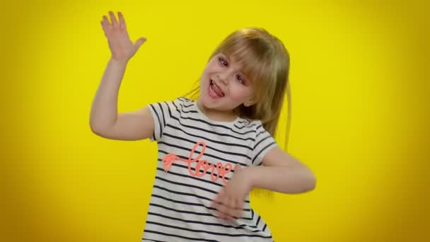 Enfant drôle enfant fille faisant des expressions faciales stupides ludiques et grimaçantes, duper, montrer la langue — Video