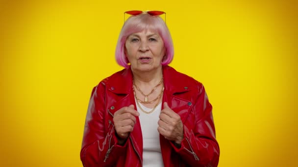 Senior rockare gammal kvinna önskar lycka till väntar lotteri vinna, lycka till, firar lycklig — Stockvideo