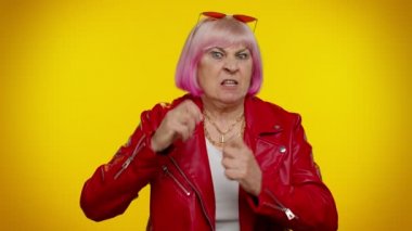 Sinirli, sinirli, yaşlı bir kadın kavga ediyor, çatışma nedenini soruyor, neden bu kadar inatçı?