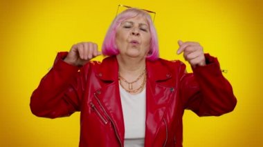 Tembel, yaşlı kadın esniyor, uykulu, ilgisiz, uykusuz, canı sıkkın, uykusuzluk çekiyor.