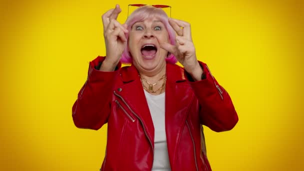 Starsza babcia życzy powodzenia czekając na wygraną na loterii, wielkie szczęście, szczęśliwe świętowanie — Wideo stockowe