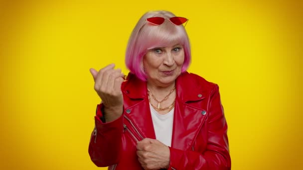 Ældre senior bedstemor kvinde viser indbydende gestus med hænderne, bede om at deltage, vinker til at komme – Stock-video
