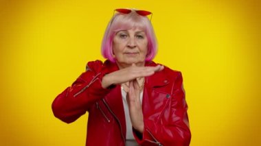 Son sınıf stil rock 'çı, pembe saçlı yaşlı kadın. Mola, sınır ya da dur işareti gösteriyor.