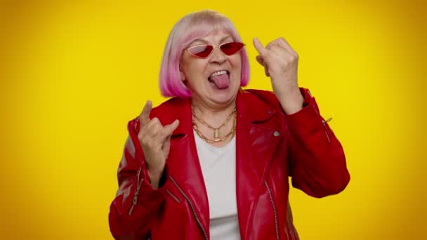 Gioioso felice pazza anziana donna mostrando rock n roll gesto dalle mani, segno fresco, ballare — Video Stock