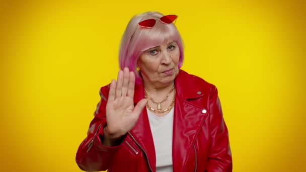 Elderly granny woman warning with admonishing finger gesture, saying no, be careful, avoid danger — Stock Video