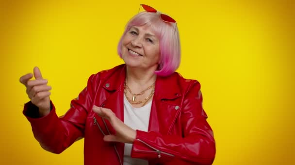 Mujer anciana positiva de moda divirtiéndose bailando, dabbing levantando las manos, haciendo gesto de dubdance — Vídeos de Stock