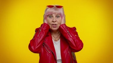 Duymak ve dinlemek istemiyorum. Sinirli, yaşlı bir kadın. Kulaklarını kapatıyor.