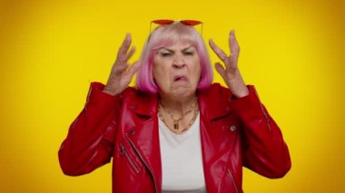 Olgun yaşlı büyükanne, şakacı, aptal surat ifadeleri sergiliyor, suratını buruşturuyor.