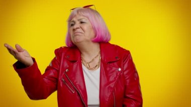 Gülümseyen, romantik, son sınıf öğrencisi bir sürü öpücük yollayan kameraya bakıp gülümseyen, seni özleyen bir kadın.