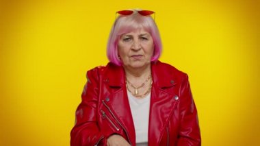 Tembel, yaşlı kadın esniyor, uykulu, ilgisiz, uykusuz, canı sıkkın, uykusuzluk çekiyor.