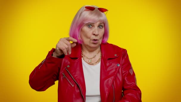 Senior gamle dame peger på kameraet og viser dum gestus, bebrejde nogle idiot for sindssyg plan – Stock-video