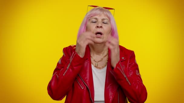 Malsana abuelita madura abuela tosiendo cubriendo la boca con la mano, sintiéndose mal, alergia — Vídeos de Stock