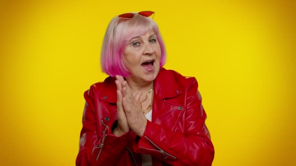 Sneaky mature grandmother woman scheming, thinking over tricky plan with cunning face, joke prank — Stock Footage Sneaky mature grandmother woman scheming, thinking over tricky plan with cunning face, joke prank Royalty Free Stock Video