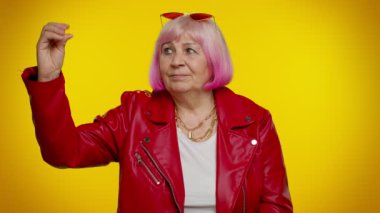 Yaşlı büyükanne elleri, dedikoduları, boş vaatleri, yalan konsepti gibi anlamsız jestler yapıyor.