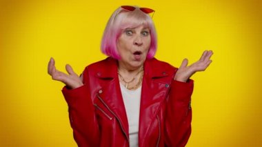 Kafası karışık, olgun, yaşlı bir kadın. Çaresiz bir hareketle el kaldırıyor. Zor bir soru.