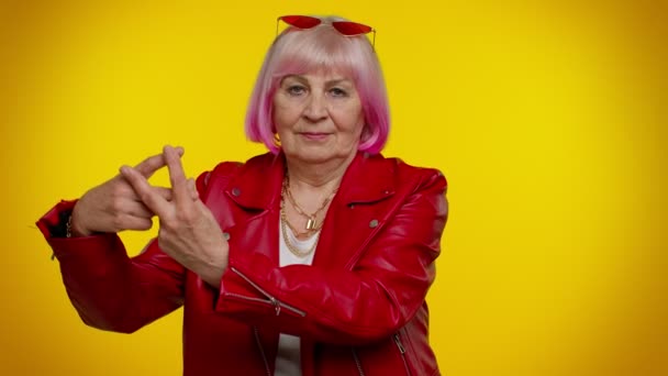タグ付けされたメッセージのような、ハッシュタグのシンボルを示す陽気な高齢者の女性は、インターネットの傾向に従う — ストック動画
