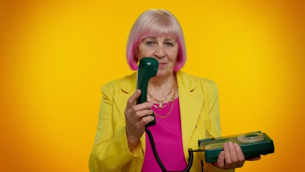 Senior oma stijlvolle vrouw praten op bedraad vintage telefoon van 80s, zegt hey bel me terug — Stockvideo