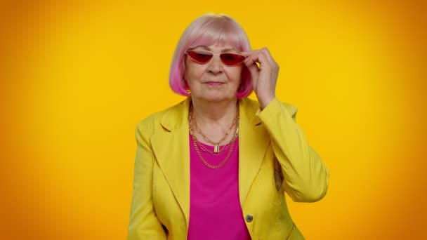 Porträt der verführerischen älteren Oma mit roter Sonnenbrille, charmantem Lächeln — Stockvideo