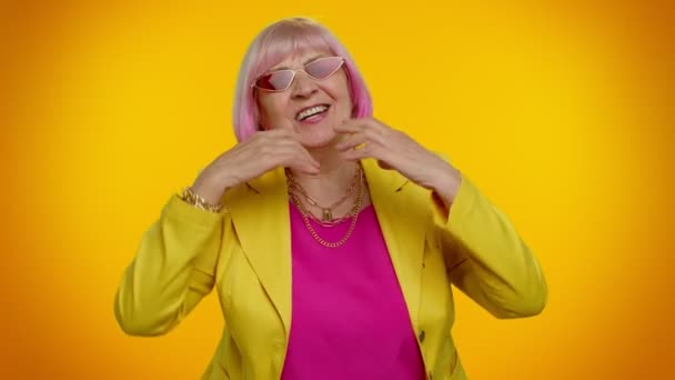 Ältere Oma Großmutter Frau mit Sonnenbrille Musik hören, lächelnd zu Musik tanzen, Spaß haben — Stockvideo