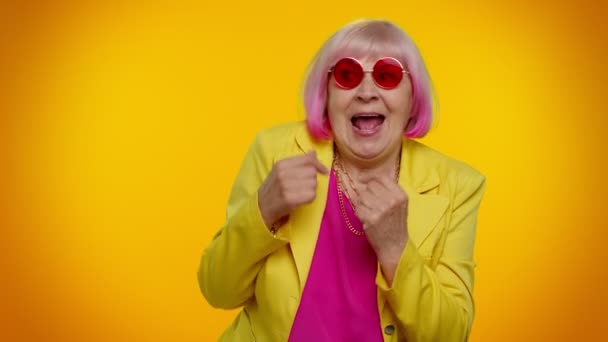 Senior anciana abuela mujer haciendo juguetón tonto expresiones de la cara, muecas, engaño, mostrando la lengua — Vídeo de stock