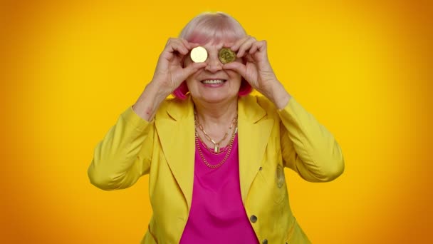 Anciano anciano elegante abuela mujer mostrando bitcoins de oro, criptomoneda tecnología de minería de inversión — Vídeo de stock