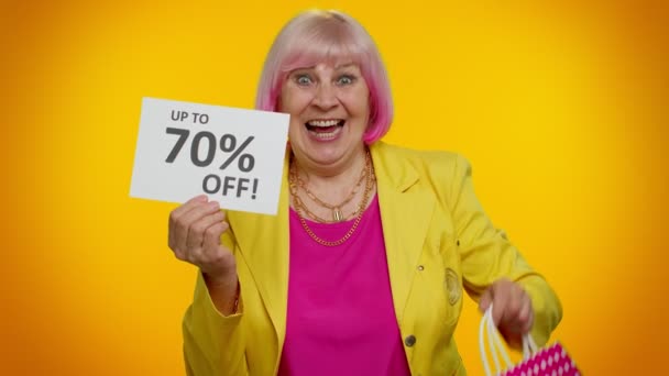 Senior oma vrouw tonen boodschappentassen en tot 70 Procent Off inscripties banner, Black Friday — Stockvideo