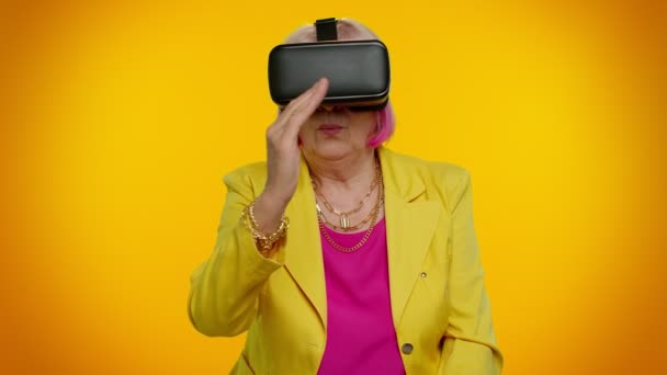 Senior kvinde ved hjælp af virtual reality VR app headset hjelm til at spille simulation 3D videospil, tegning – Stock-video