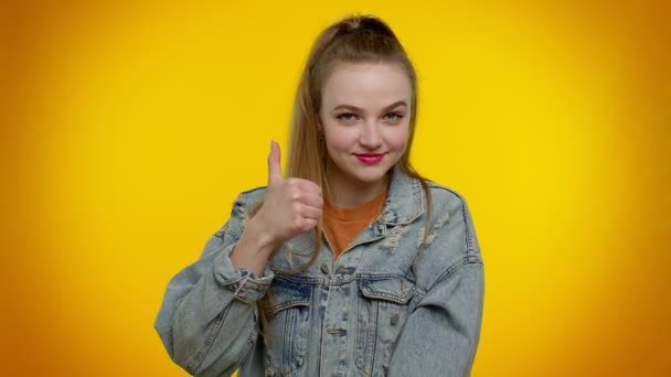 Teenagermädchen hebt Daumen oder gibt positive Antwort empfiehlt Werbung gefällt gut — Stockvideo