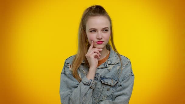 Натхненна стильна дівчина робить жест Еврики з креативним планом відчувається збудженим доброю ідеєю — стокове відео