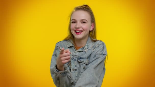 Κορίτσι που δείχνει με τα δάχτυλα την κάμερα, γελώντας δυνατά, κοροϊδεύοντας την γελοία εμφάνιση, αστείο αστείο — Αρχείο Βίντεο