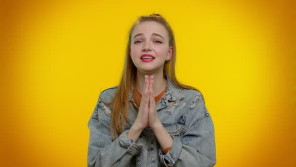 Teen stylisches Mädchen betet, blickt nach oben und macht Wünsche, bittet Gott um Hilfe, fleht um Entschuldigung — Stockvideo