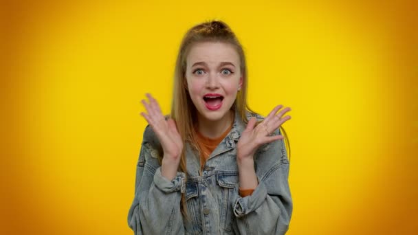 Rémült lány sikoltozik a stressz feszültség problémák úgy érzi, horror reménytelenség félelem meglepetés sokk düh — Stock videók