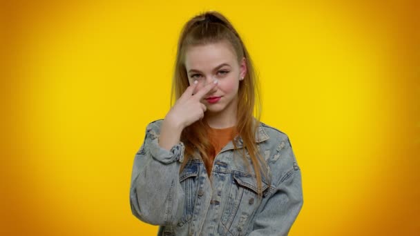 Teen stylový dívka míří na její oči a fotoaparát, show I 'm watching you gesturing, spy on someone — Stock video